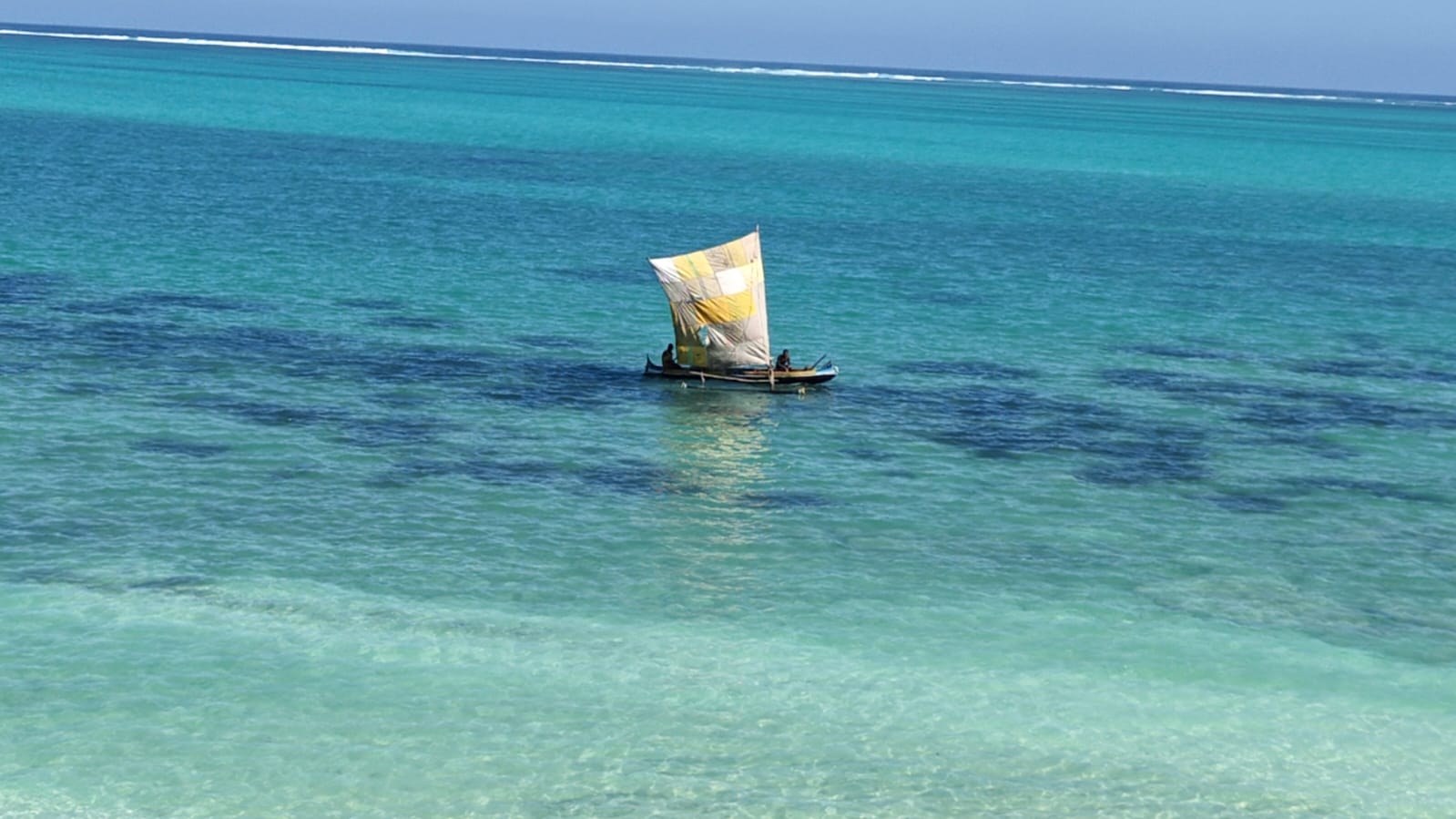 Bateau traditionnel malgache sur eau turquoise